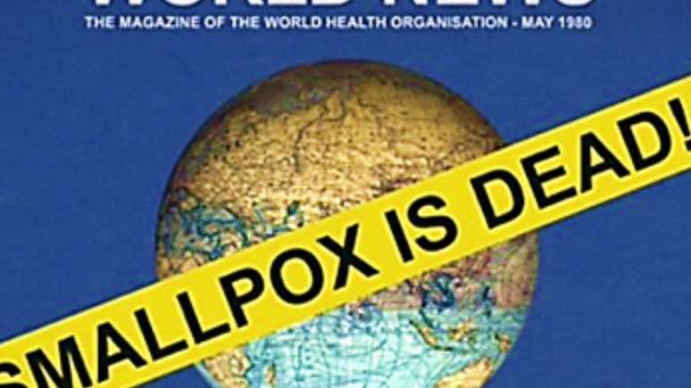 Pôster de 1980 da OMS comemorando a erradicação da varíola - um caso único na história da saúde pública global