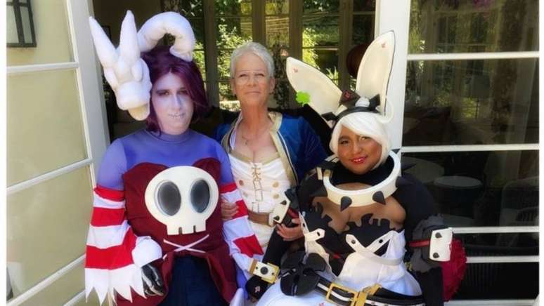 Jamie Lee Curtis ao lado da filha Ruby e da nora Kynthia durante o casamento do casal, que teve um cerimônia temática de videogames. A imagem foi compartilhada pela atriz nas redes sociais.