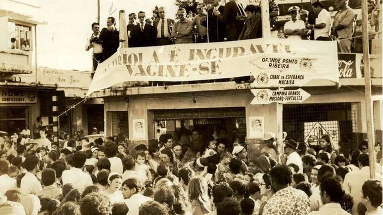Campanha de vacinação contra a varíola em 1971 no Brasil; país receberia, três anos depois, certificação de erradicação da doença