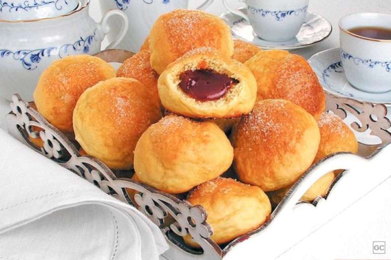 Pão recheado com calabresa e queijo – Foto: Guia da Cozinha