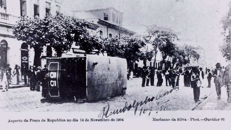 Revolta da Vacina foi um dos marcos no combate à doença no Brasil; acima, bonde virado na praça da República, no Rio de Janeiro, em protesto contra a lei da vacinação obrigatória da varíola, em 14 de novembro de 1904