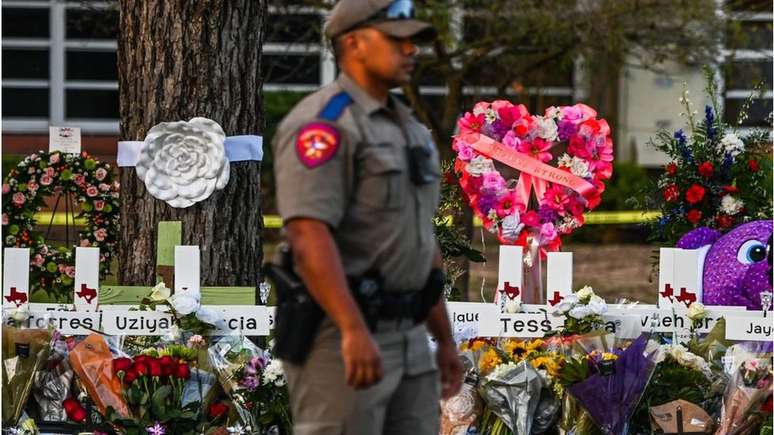 Memorial &agrave;s v&iacute;timas de massacre em escola dos EUA
