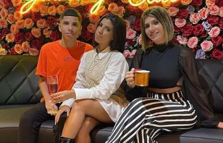 Bruno com a irmã, Fernanda, que morreu, e a mãe