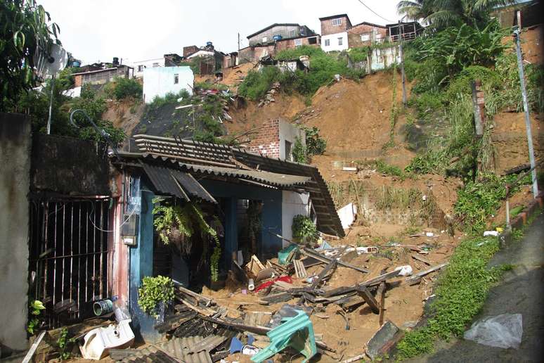 Buscas por desaparecidos no bairro de Jardim Monte Verde, região limítrofe entre a capital pernambucana e o município de Jaboatão dos Guararapes, em Pernambuo