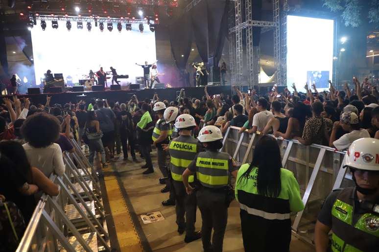 Policiais observam o público durante show da Virada Cultural em São Paulo