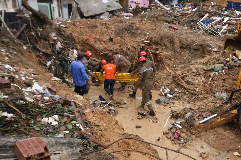 Moradores, Bombeiros, Defesa Civil e Forças Armadas trabalham em conjunto para a remoção da lama e dos escombros na procura por sobreviventes após um deslizamento em Recife