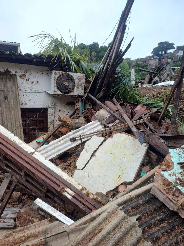 A casa de Ana foi totalmente destruída por um deslizamento