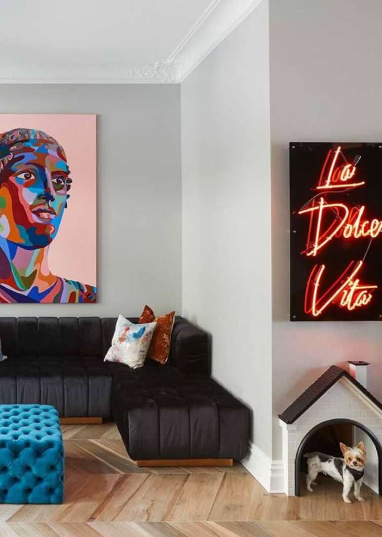 43. No lugar do quadro, que tal apostar no letreiro neon. Fonte: Decor Facil