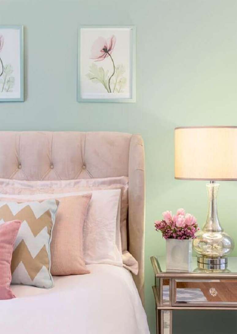 33. Decora&ccedil;&atilde;o rom&acirc;ntica para quarto verde menta com cabeceira capiton&ecirc; e criado mudo espelhado &ndash; Foto: House of Turquoise