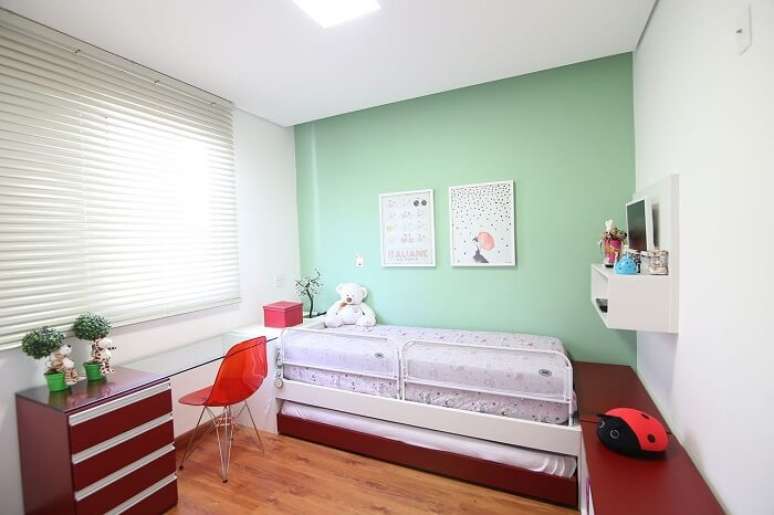 68. Quarto de beb&ecirc; com parede verde menta. Fonte: Mutabile Arquitetura