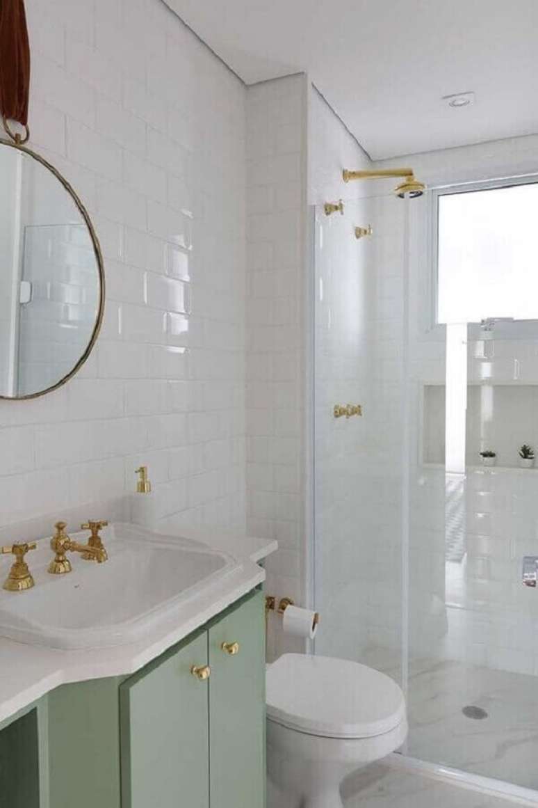 14. Os detalhes em dourado deixam o banheiro verde menta e branco mais sofisticado &ndash; Foto: Casa de Valentina