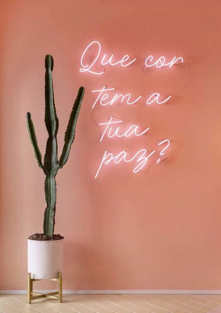 10. Crie uma decoração única com o letreiro neon. Fonte: Decor Fácil