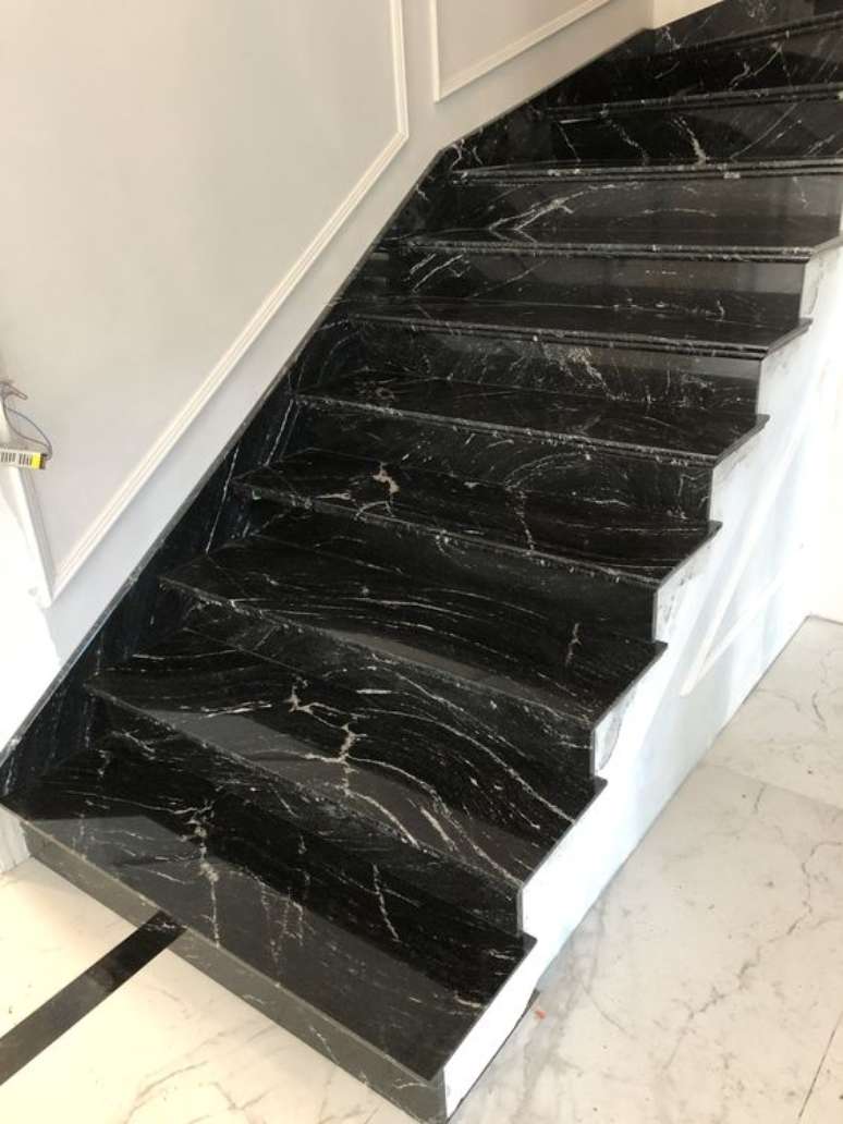 20. Escada com revestimento de granito preto via lactea &ndash; Foto Marmor