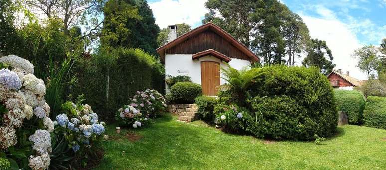 Todos os caminhos com hortênsias levam ao chalé.