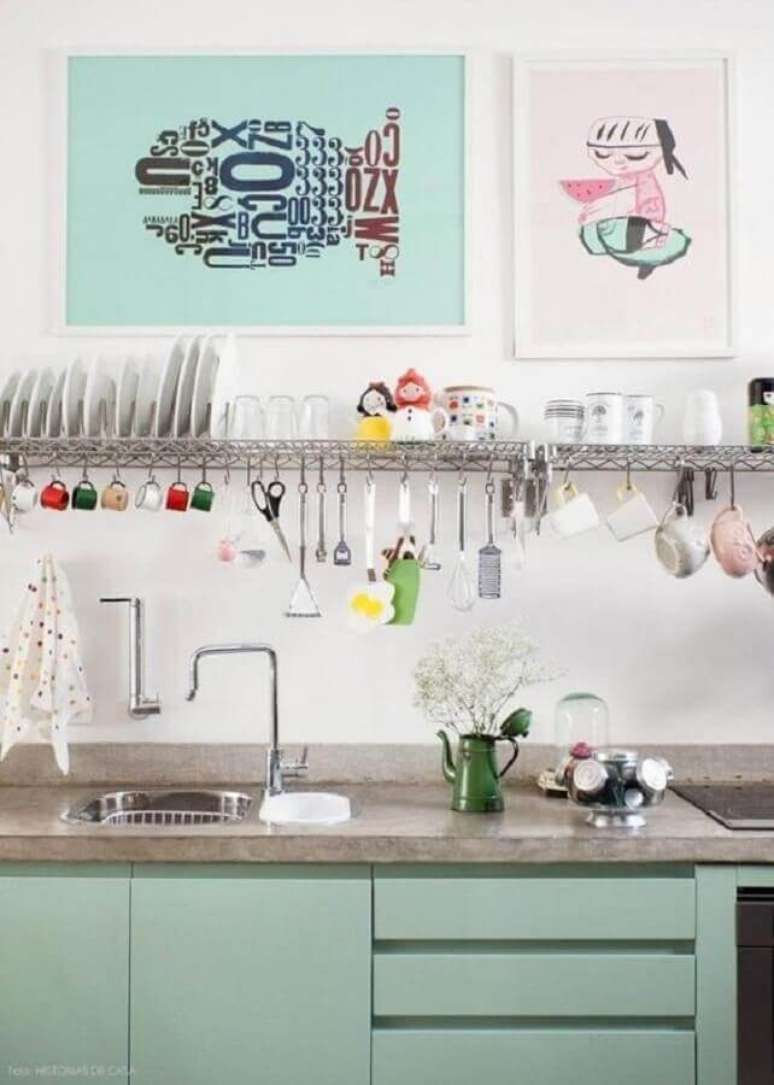 24. Decora&ccedil;&atilde;o de cozinha simples com gabinete verde pastel &ndash; Foto: Hist&oacute;rias de Casa