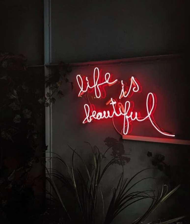 19. Reserve um espa&ccedil;o especial para fixar o letreiro neon personalizado. Fonte: Neon Warehouse