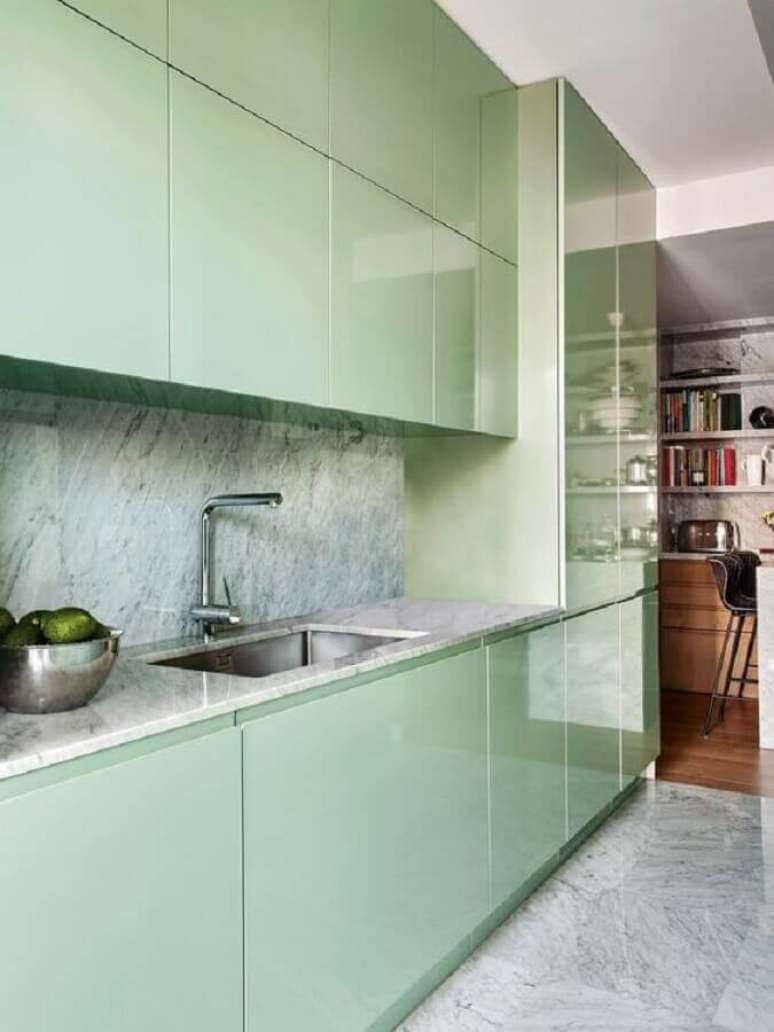 12. Decora&ccedil;&atilde;o para cozinha verde menta com arm&aacute;rios planejados modernos &ndash; Foto: Casa Vogue