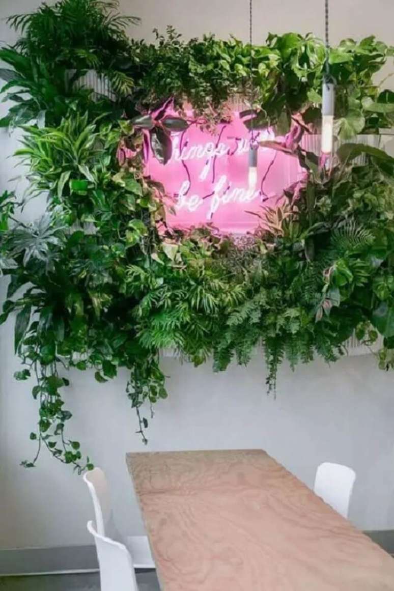 15. Sala de jantar com jardim vertical e letreiro neon. Fonte: Daily Dream Decor