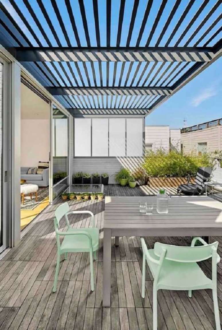 53. As cadeiras cor de verde menta quebram a monotonia da varanda. Fonte: Decor F&aacute;cil