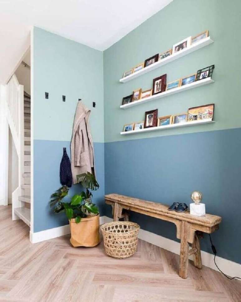 49. Decora&ccedil;&atilde;o com banco de madeira r&uacute;stico e parede pintada com tinta verde menta e azul &ndash; Foto: Casa e Festa