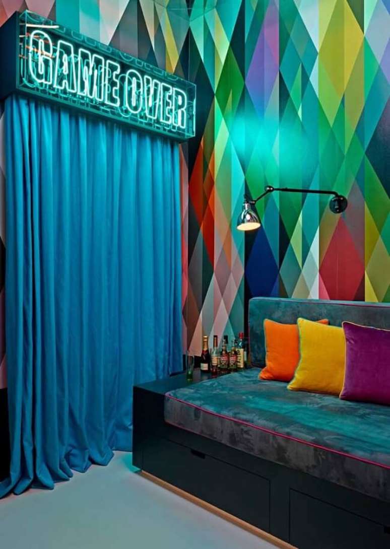 25. Projeto colorido com letreiro neon bar. Fonte: Decor F&aacute;cil