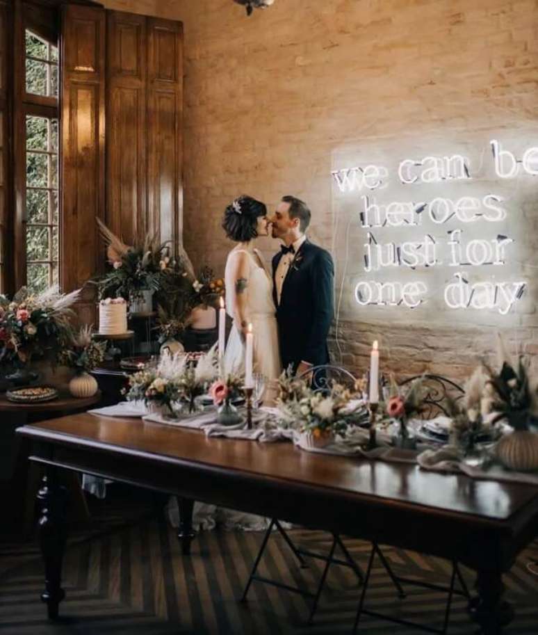9. O letreiro neon encanta a decora&ccedil;&atilde;o do casamento r&uacute;stico. Fonte: Aloha Fotografia