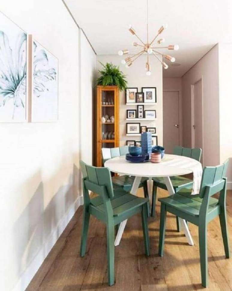18. Sala de jantar pequena decorada com lustre moderno e cadeira verde menta para mesa redonda &ndash; Foto: Ideias de Decora&ccedil;&atilde;o