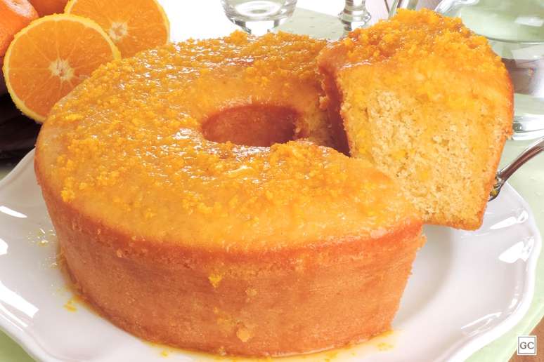 Bolo de fubá com calda de laranja – Foto: Guia da Cozinha