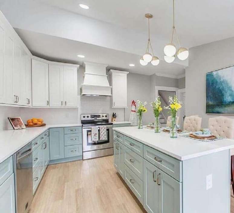 26. Decora&ccedil;&atilde;o cl&aacute;ssica para cozinha verde menta e branca com ilha central &ndash; Foto: Etsy