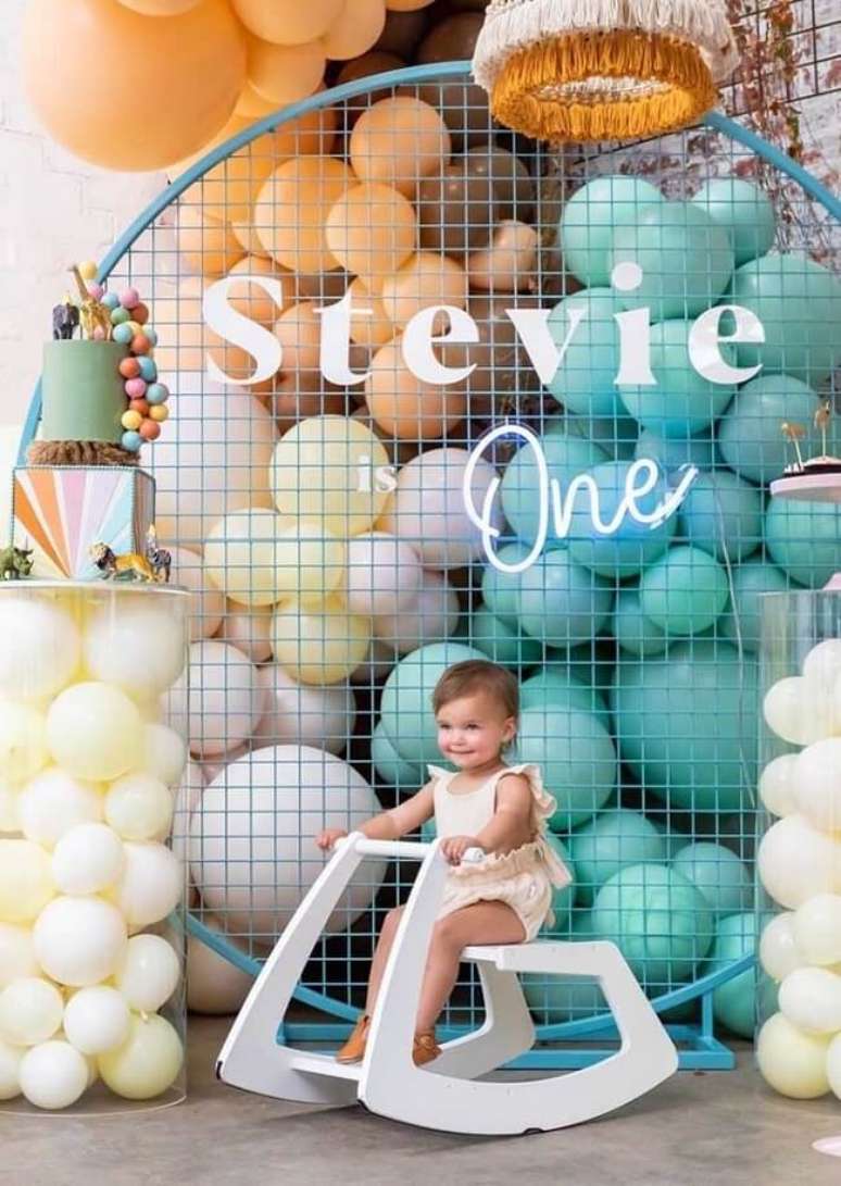 31. O letreiro neon pode ser usado na decora&ccedil;&atilde;o de festa infantil. Fonte: Decor F&aacute;cil