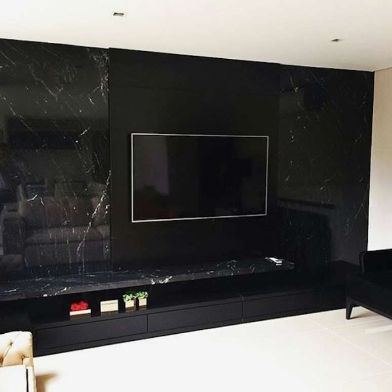 27. Painel feito com granito via lactea e rack &ndash; Foto Arkpad