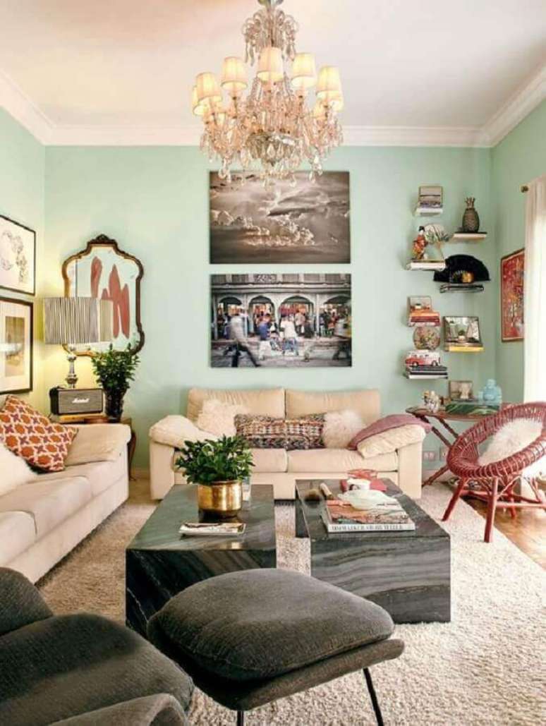 62. Cor verde menta para sala de estar decorada com sof&aacute;s bege &ndash; Foto: Living Gazette