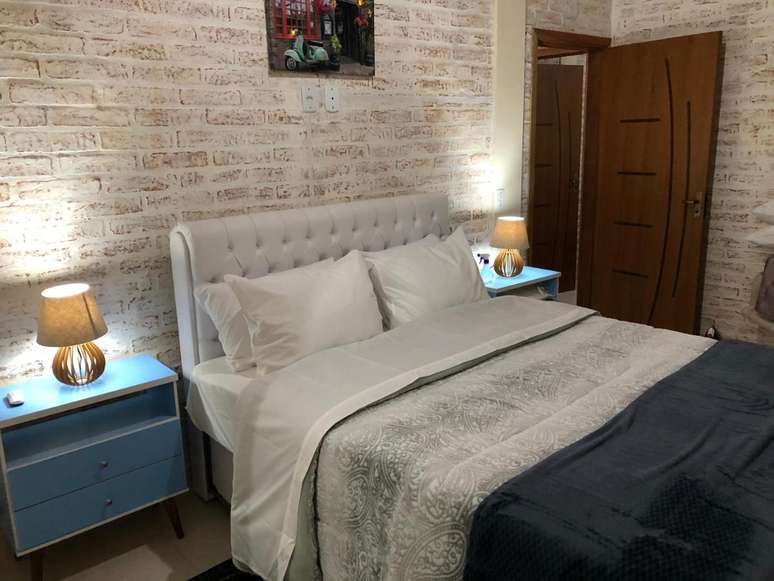 O pr&eacute;dio dividido em tr&ecirc;s casinhas &eacute; novo e a decora&ccedil;&atilde;o &eacute; moderna.