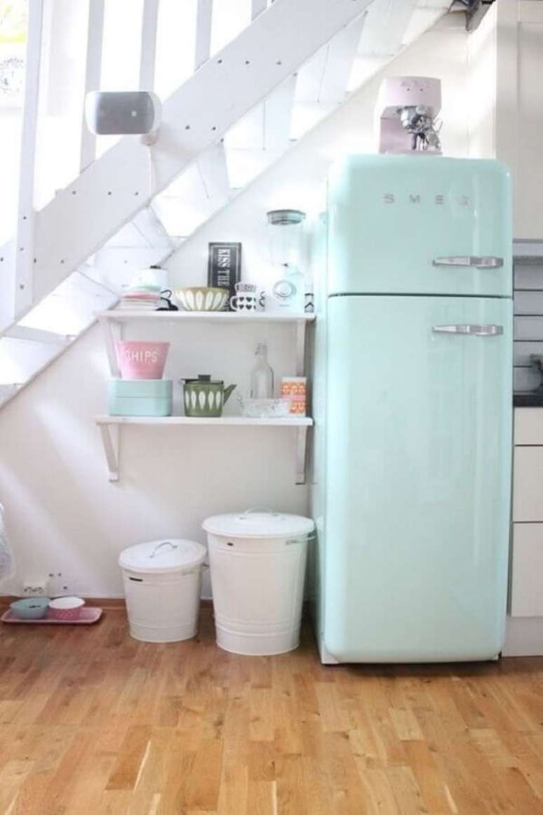46. A geladeira verde menta garante um toque retr&ocirc; para a decora&ccedil;&atilde;o &ndash; Foto: Almanaque da Mulher