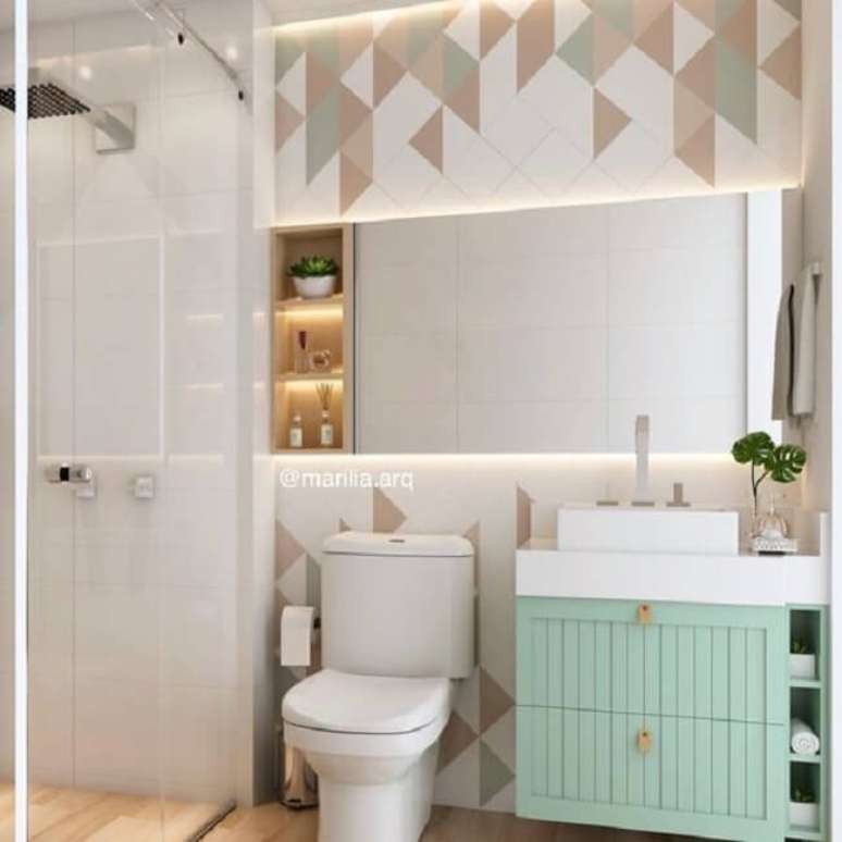 63. Banheiro com espelheira decorado em tons de rosa e verde menta. Fonte: @marilia.arq