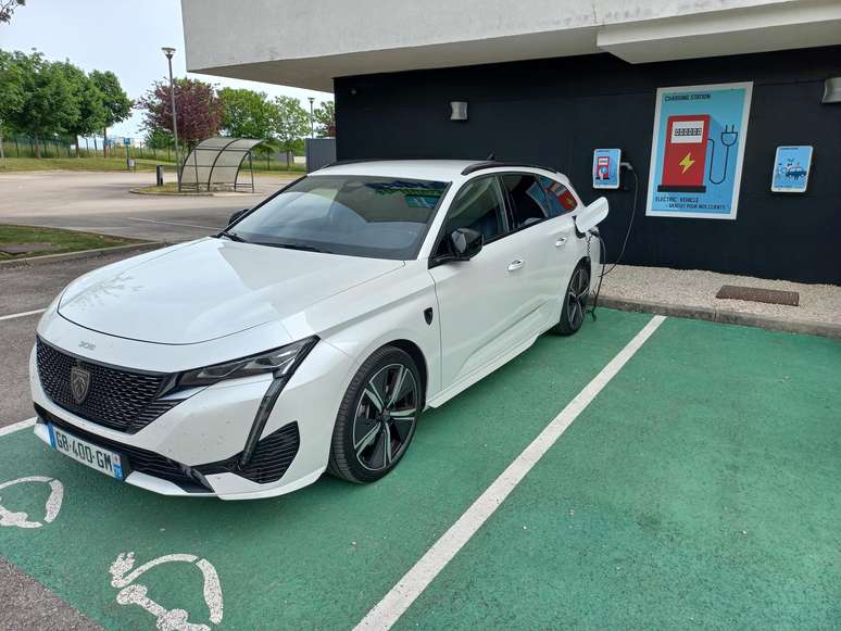 Peugeot 308 SW Hybrid: carregamento em apenas 1h40min.