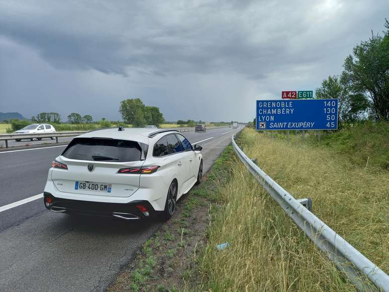 Peugeot 308 SW Hybrid: estradas francesas são ótimas para peruas.