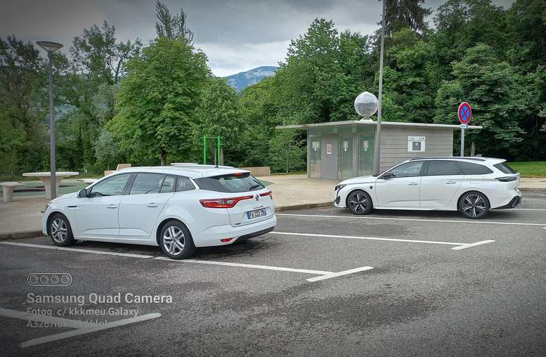 Peugeot 308 SW Hybrid ao lado de um Renault Mégane Grand Tour.