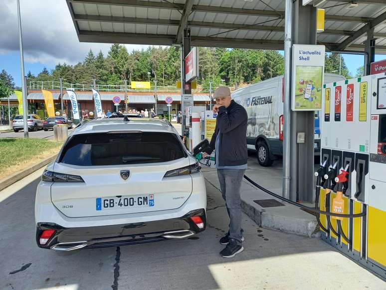 Peugeot 308 SW Hybrid: abastecimento é feito pelo próprio motorista.