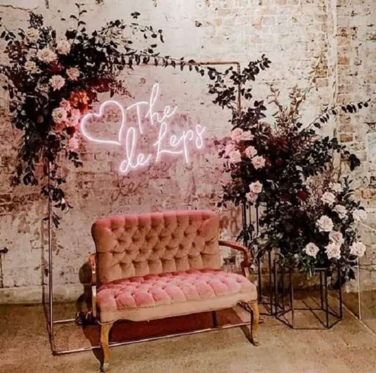 53. Decora&ccedil;&atilde;o rom&acirc;ntica para cerim&ocirc;nias com letreiro neon. Fonte: Dicas de Mulher