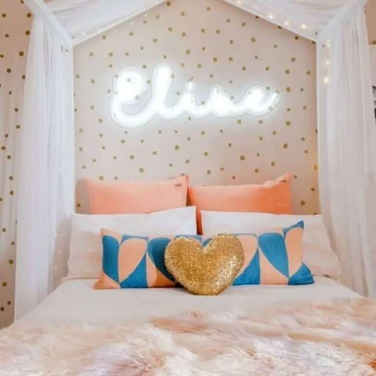 33. O letreiro neon personalizado traz vida para a cabeceira da cama. Fonte: Nest Design Studio