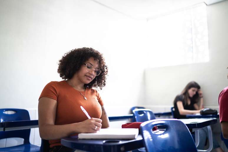 Deputados suspendem votação da PEC da mensalidade em universidade pública