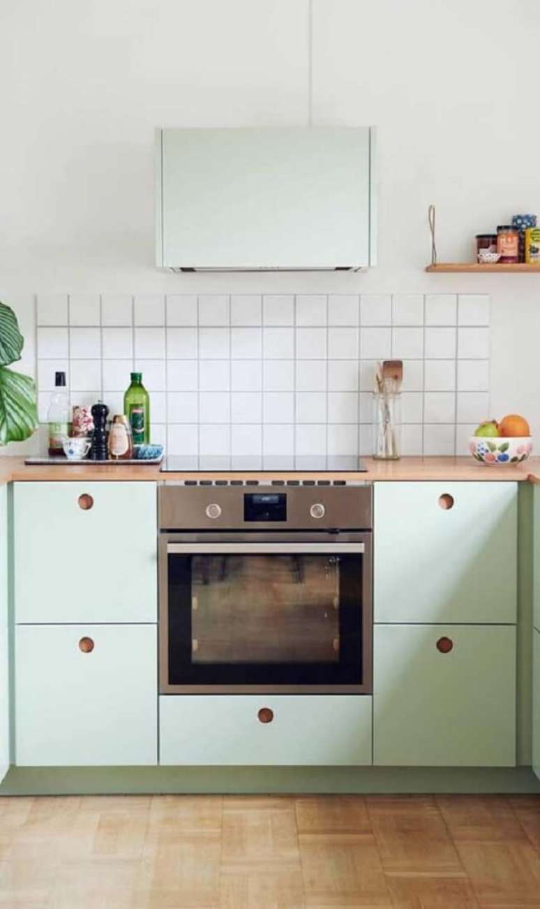 65. Cozinha compacta com arm&aacute;rio verde menta. Fonte: Decor F&aacute;cil