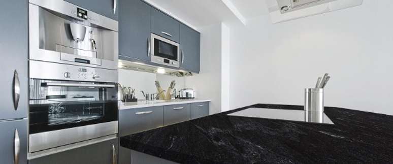11. Cozinha com bancada de granito via lactea preta &ndash; Foto Zucchi Stones