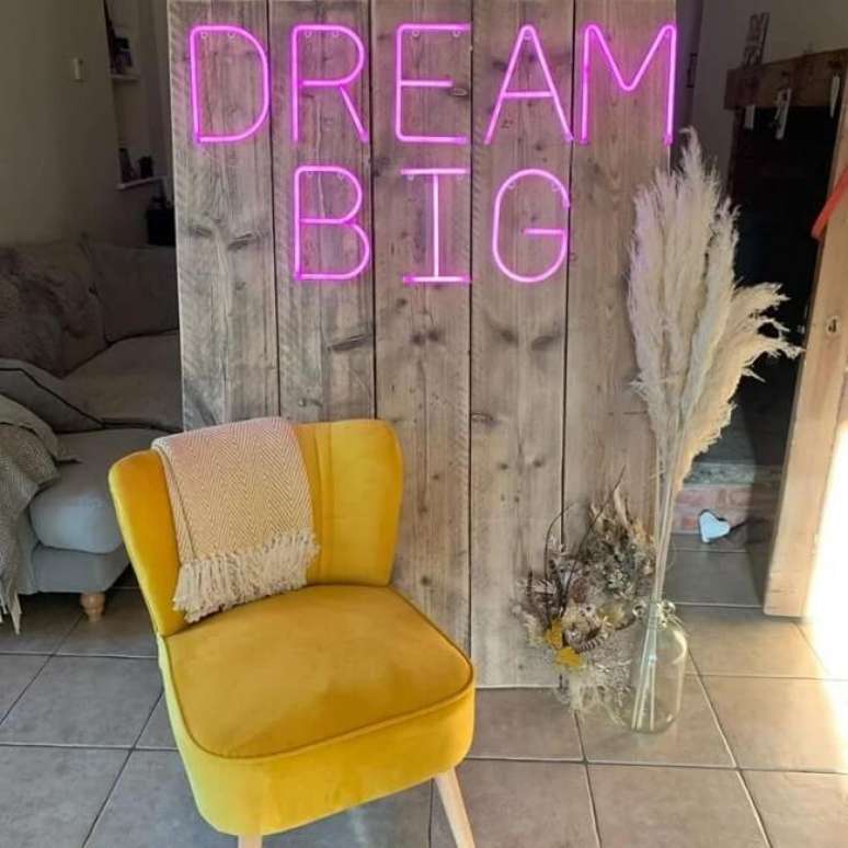 11. Um cantinho simples se torna especial a presen&ccedil;a do letreiro neon. Fonte: Java Wedding & Event