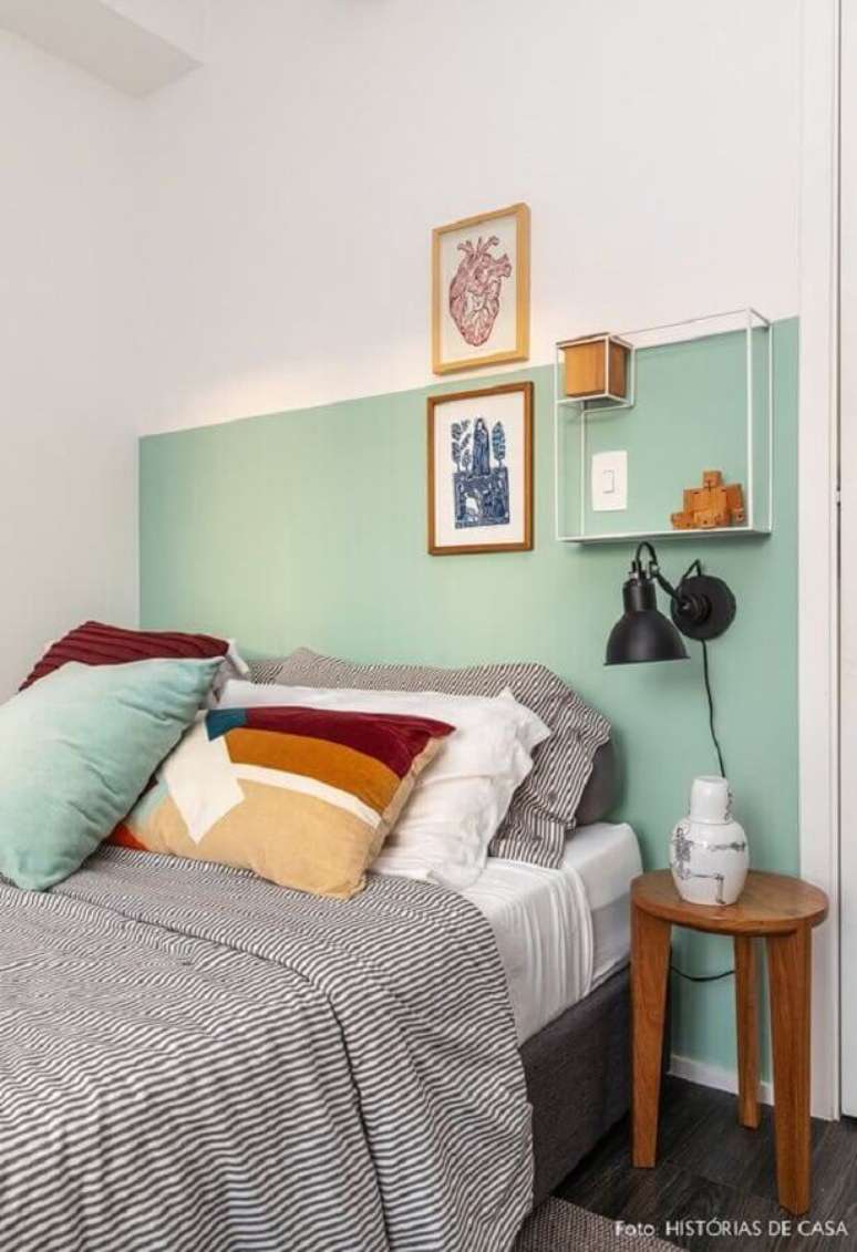 58. Decora&ccedil;&atilde;o simples para quarto verde menta com arandela preta moderna &ndash; Foto: Hist&oacute;rias de Casa