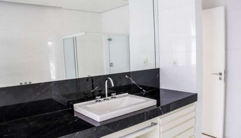 34. Bancada de granito via lactea para banheiro com cuba de sobrepor &ndash; Foto Total Construcao