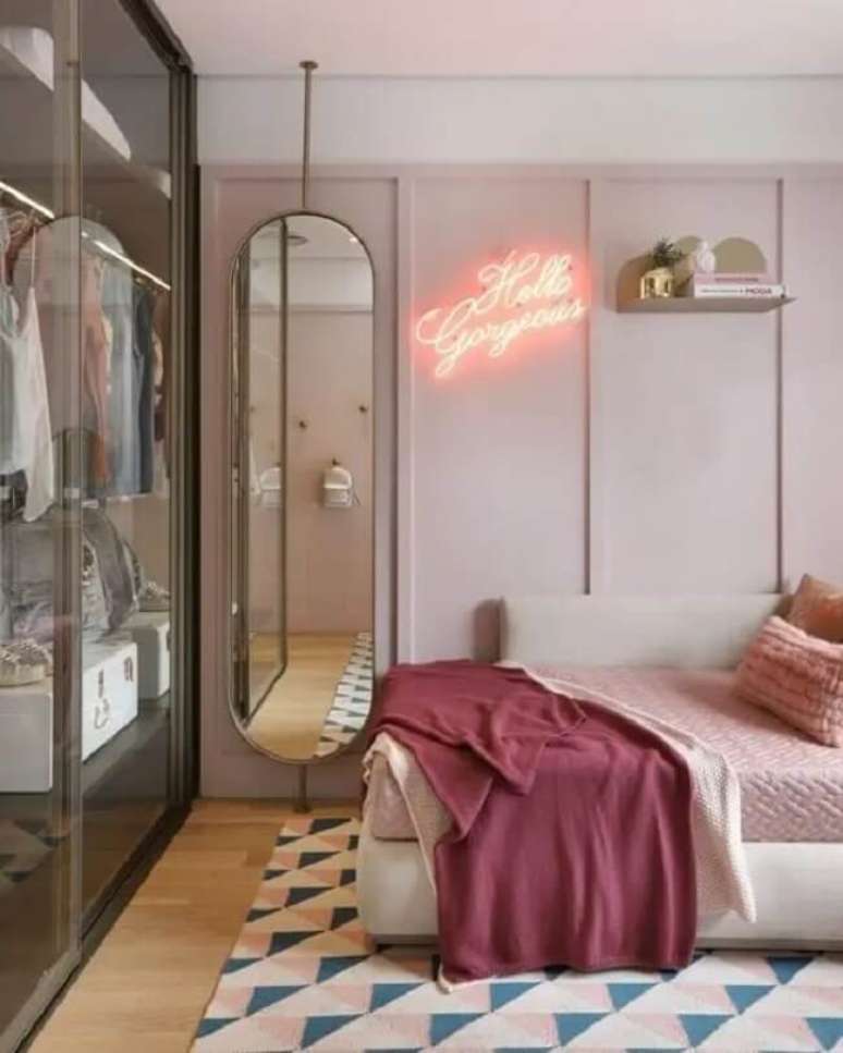 24. Quarto feminino com letreiro de neon. Fonte: Fernanda Marques