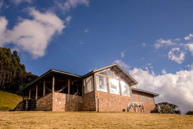 Com janelas e varanda, a vista para a Serra da Mantiqueira pode ser aproveitada de vários ambientes.