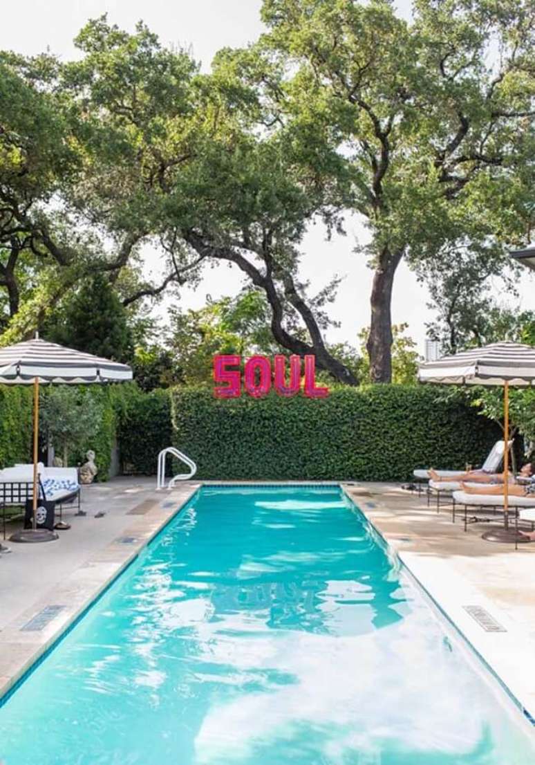 57. A &aacute;rea externa tamb&eacute;m pode ser decorada com letreiro neon. Fonte: Decor F&aacute;cil